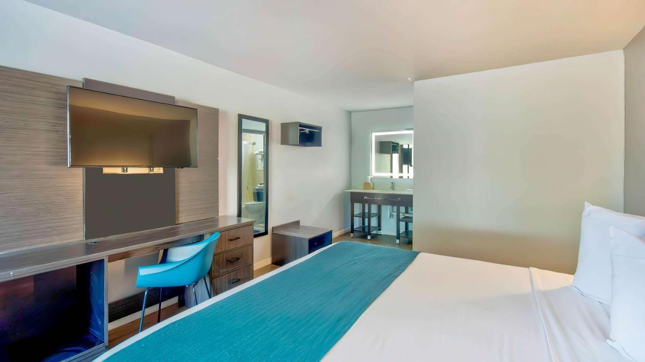Hotel 6 Louisville, Ky- Airport/ Fair Expo 3*